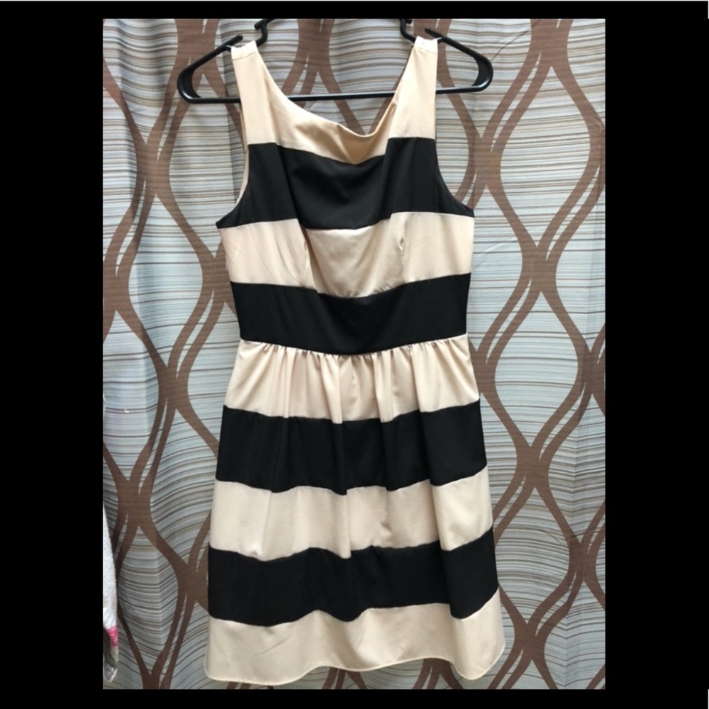 ADORABLE stripped dress! ♥️